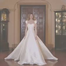 The 8350 gown is made of alencon lace and tulle and features a clean and classic sweetheart neckline with lace and a jewel necklace. Kleinfeld Bridal Startseite Facebook