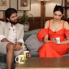 Deepika Padukone And Ranveer Singh S Adorable Pda During An Interview Is Melting Hearts Across Nation Hungryboo Indian Actress Pics Deepika Padukone Ranveer Singh
