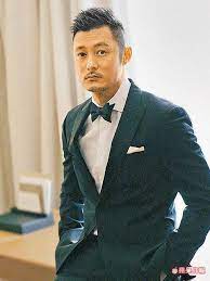 A former model, he has starred in many films such as jiang hu and infernal affairs ii and has established himself as a recognisable face in hong kong cinema. ä½™æ–‡æ¨‚æ±å€çœ‹åº—é¢æŒ¨é…¸è²ªå°ç£è²¡ è˜‹æžœæ–°èžç¶² Line Today