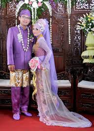 Desain kebaya pengantin sekarang ini sudah semakin banyak saja, mulai dari desain kebaya pengantin dengan lengan pendek maupun panjang hingga desain kebaya pengantin untuk muslimah juga ada. Model Kebaya Berhijab Modern 2021