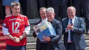 It has won the bundesliga 29 times and the uefa champions league five times. Markus Soder Zieht Fc Bayern Trikot Falsch Herum An So Lacht Das Netz Stern De