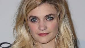 Dolly rebecca parton was born on january 19, 1946 in pittman center, tennessee to avie lee parton, a housewife & robert lee parton, a tobacco farmer. Why Wendy From The Gossip Girl Reboot Looks So Familiar