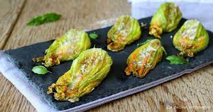 I Fiori Di Zucca Ripieni Con Mozzarella E Alici Sono Un Antipasto Caldo O Un Contorno Primaverile Davvero S Fiori Di Zucca Ripieni Zucca Ripiena Fiori Di Zucca