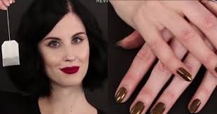 Technique simple et facile à faire à la maison pour réparer un ongle cassé. L Astuce Magique Pour Reparer Un Ongle Casse Avec Un Sachet De The Cosmopolitan Fr