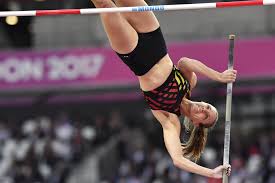 Tirer de corde avec bras étendu. Fanny Smets Egale Son Record De Belgique Du Saut A La Perche