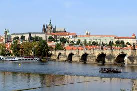 Zu den bedeutendsten sehenswürdigkeiten prags zählen die prager burg und die karlsbrücke. Romantisches Prag Tipps Fur Ein Wochenende An Der Moldau