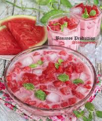 Masukkan ke dalam pengisar, tembikai, ais, susu pekat manis, dan susu. Cara Buat Air Tembikai Campur Susu