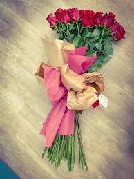 Questo vibrante bouquet di quindici rose rosse scarlatte, di altissima qualità, confezionato con elegante composizione di verde decorativo e fiorellini freschi, è la perfetta creazione floreale per comunicare passione e amore in maniera elegante e diretta. 1432 Bouquet Grande Con Rose E Roselline Mazzi Fiori Recisi Garden Vivai Morselli Modena