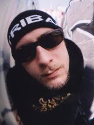 Hoy saludamos a un genio de las frecuencias subterráneas. El gran Samuel  Rivers, bajista de Limp Bizkit cumple 48 años. Un talento indiscutido. Sam  es de esos músicos que otorga vida propia