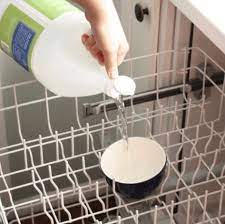 Beyaz sirke ve karbonatla mutfağı temizlemek çok pratik ve etkili ışıl ışıl mutfak için beyaz sirke bulaşık deterjani karışımı. Beyaz Sirke Ve Karbonat Ile Bulasik Makinasinin Temizligi Wohnung Putzen Iste Bu Kadar Kolay 3 Basit Adim Bulasik Makinesi Camasir Makinesi Camasir Deterjani