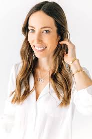 Elizabeth Schmitt's Instagram, Twitter & Facebook