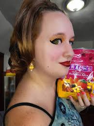 Hooty Friday! Where are my candy corn consumers at? 🤍🧡💛