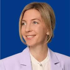 Stephanie Renz's Instagram, Twitter & Facebook