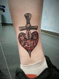 Zobacz na czym polega zabieg. Tatuaz Lydka Serce Sztylet Przez Bloody Blue Tattoo