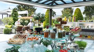 Istanbul'daki aqua restoran, i̇talyan ve türk spesiyaliteleri ile balık ve kuzu gibi özel lezzetlerden oluşan üst düzey akdeniz yemekleri sunmaktadır. Long Awaited Festive Sundays At Four Seasons Hotel Istanbul At The Bosphorus Are Set To Begin Showcasing New Culinary Delights And The Hotel S Vast Dining Offerings