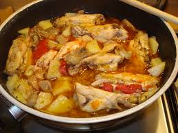 Metti a rinvenire i funghi in una ciotola con acqua tiepida; Alette Di Pollo Ai Funghi Pomodori E Patate