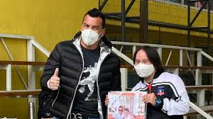 En este contexto, el delantero de colo colo, esteban paredes, nuevamente fue convocado para cumplir con el rol cívico en la mesa 103m de la escuela presidente riesco de maipú, según lo consignó adn. Audio Esteban Paredes Comento Su Presencia Como Vocal De Mesa Alairelibre Cl