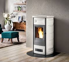 Poele A Granules Contemporain En Faience P958 C Piazzetta Poele A Granules Deco Interieure Amenagement Salon