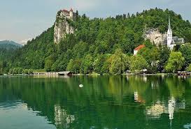 Cultura, repere iconice si peisaje frumoase o fac o destinație fantastica de calatorie. Lacul Bled Romania Bled Este Unul Dintre Cele Mai Frumoase Lacuri Din Europa Peisajele Impresionante Si Linistea De Aici Aducandu I Romania Landscape Tours