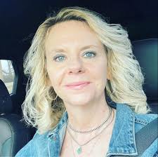 What is the ideal number of roosters per hen in a backyard flock?