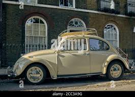 The volkswagen beetle is a very old design and is underpowered, inefficient and unsafe as all get out. Cremefarbene Classic Volkswagen Beetle In Nord London Stockfotografie Alamy