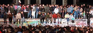 Im jahr 1961 erbaut, stand die berliner mauer über 28 jahre lang für das geteilte deutschland. Wie Erlebten Stars Und Promis Den Mauerfall Radio Saw