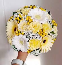 How to make your gerber wedding bouquet choose your gerber daisies, fillers, and greens. Replica Bouquet Daisy Wedding Bouquet Gerbera Bouquet Yellow Daisy Bouquet Yellow Wedding Daisy Bouquet Wedding Daisy Wedding Daisy Bridal Bouquet