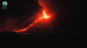 Eruzione dell'etna, dal vulcano lava e un'alta colonna fumo. Le Spettacolari Immagini Dell Eruzione Dell Etna Corriere Tv