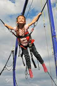 Salto trambolinler de adrenalin ve bungee jumping etkisi yaşamak isteyenlerin tercih ettiği modellerdir. Kleines Madchen Auf Dem Trampolin Springen Bungee Jumping Lizenzfreie Fotos Bilder Und Stock Fotografie Image 4989184