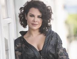 Actress who became a household name through her television roles, including carola on the prophet, isadora on toma lá, dá cá and bernardete on young hearts. Fernanda Souza Faz Balanco Sobre Ferias De 8 Meses Menos E Mais Estou Muito Criteriosa Quem Quem News
