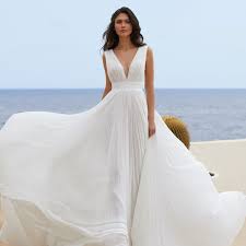 Questo video tratta la moda donna, dal pret a porter al couture. Pronovias Leading Global Luxury Bridal Brand