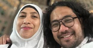 Johan Syampu Kepala Di Barber Shop Selepas 'Tahallul', Berbahasa Arab Curi  Perhatian