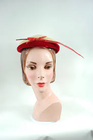 Jaren 50 natuurlijke strohoed met roodfluwelen accenten en veren van Carson  Pirie Scott and Co Chicago