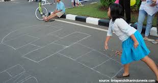 Permainan tradisional ini menjadi permainan favorit bagi anak laki laki pada zaman dahulu seusai pulang sekolah. 15 Permainan Tradisional Indonesia Yang Bikin Kangen Masa Kecil