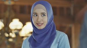Suatu hari, ray, seorang pria dari masa lalunya, kembali dan ingin membangun surganya yang hilang bersama meirose dan akbar. Surga Yang Tak Dirindukan 2 Endingnya