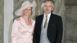 He earned a bachelor's degree in history and religion from university. Ari Behn Promiflash De
