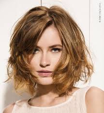 Un Carre Plongeant Ultra Volumineux Coupe De Cheveux Carre Plongeant Cheveux Boucles Coupe Cheveux Carre