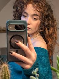 Olivia Cooke Curly Hair Routine