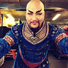 Hoy cumplo 50 funciones. Ha sido un camino largo y complicado pero heme  aquí, feliz haciendo lo que más me gusta hacer. Los amo.