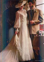 Ciascun vestito della collezione è stato scelto per il carattere fresco ed attuale, che si coniuga perfettamente con il sapore retrò. Vestiti Da Sposa 1980