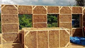Casele construite din baloti de paie au aparut in perioada de la sfarsitul secolului 18, inceputul secolului 19, perioada in care, au fost inventate presele de baloti actionate de un cal sau de un motor cu aburi. Case Din Baloti De Paie Vezi Cum Se Construieste Una