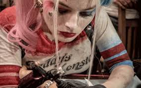 Harley quinn having tattoos isn't such a big deal really since it goes with her character. The Origin Of Harley Quinn S Tattoos In Suicide Squad Revealed