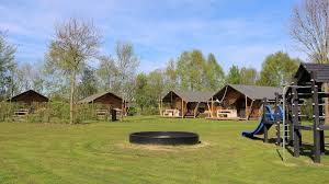 Le corbusier wies bereits früh auf die ausserordentliche bedeutung der dachgärten hin. Country Resort De Papillon Villatent Luxus Camping