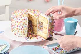 Den kuchen im vorgeheizten ofen etwa 25 minuten goldgelb backen. Surprise Inside Cake Rezept Von Backen De