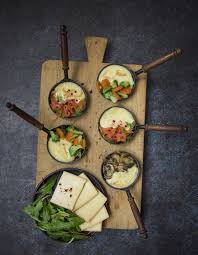 Raclette En Trois Versions Pour 4 Personnes Recettes Elle A Table Recette Recettes De Cuisine Recette Fromage Recette Raclette
