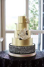 Glitz And Glam Wedding Ideas For Your New Year S Eve Celebration Modern Wedding Cake Beautiful Wedding Cakes Gold Wedding Cake