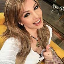 Ana patricia navidad lara (culiacán, méxico, 20 de mayo de 1973) es una actriz y cantante mexicana.a la edad de 17 años participó en el concurso señorita sinaloa, logrando ingresar más tarde al centro de educación artística de televisa.en 1998 grabó su primer disco, instantes, del que logró vender más de cien mil ejemplares. Paty Navidad Responde A Quienes Critican Su Postura