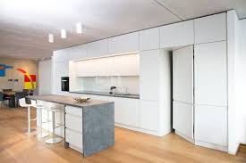 Blick In Die Kuche Mit Ture Zum Abstellraum Wohnung Kuche Dekoration Loft Wohnung Minimalistische Kuche