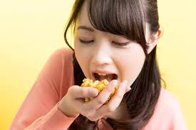 Imagens de Asian people eating fast food sem royalties