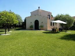 Casa turi è una villa di design con piscina, posizionata nel cuore di un oliveto, concepito in forma rettangolare lineare, cosi come un tempo si usava nelle antiche case di campagna siciliane. Case Vacanza Sicilia Affitto Ville E Case In Sicilia